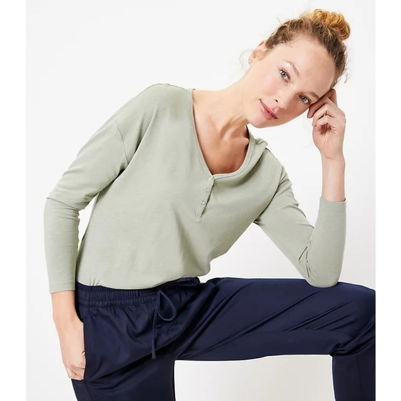 Lou & Grey Softserve Slub Relaxed Fit Henley Top Women's Size XS Warm Gray Color - Picture 5 of 9